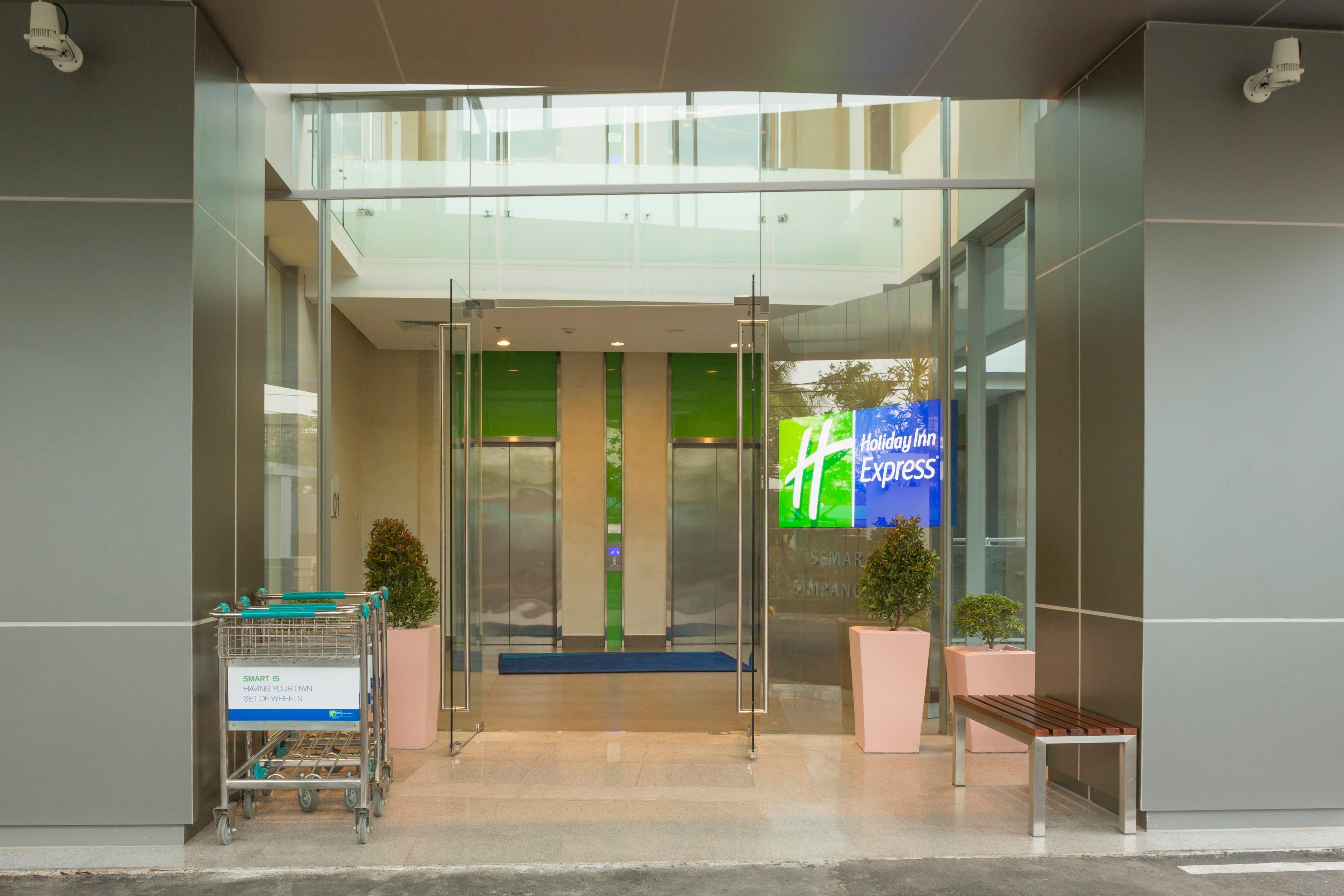 Holiday Inn Express Semarang Simpang Lima By Ihg Exterior photo